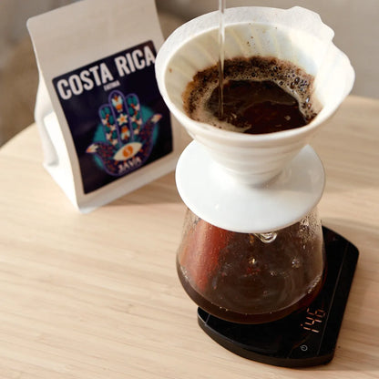 Waga baristyczna Felicita Arc podczas parzenia kawy metodą przelewową z dripperem