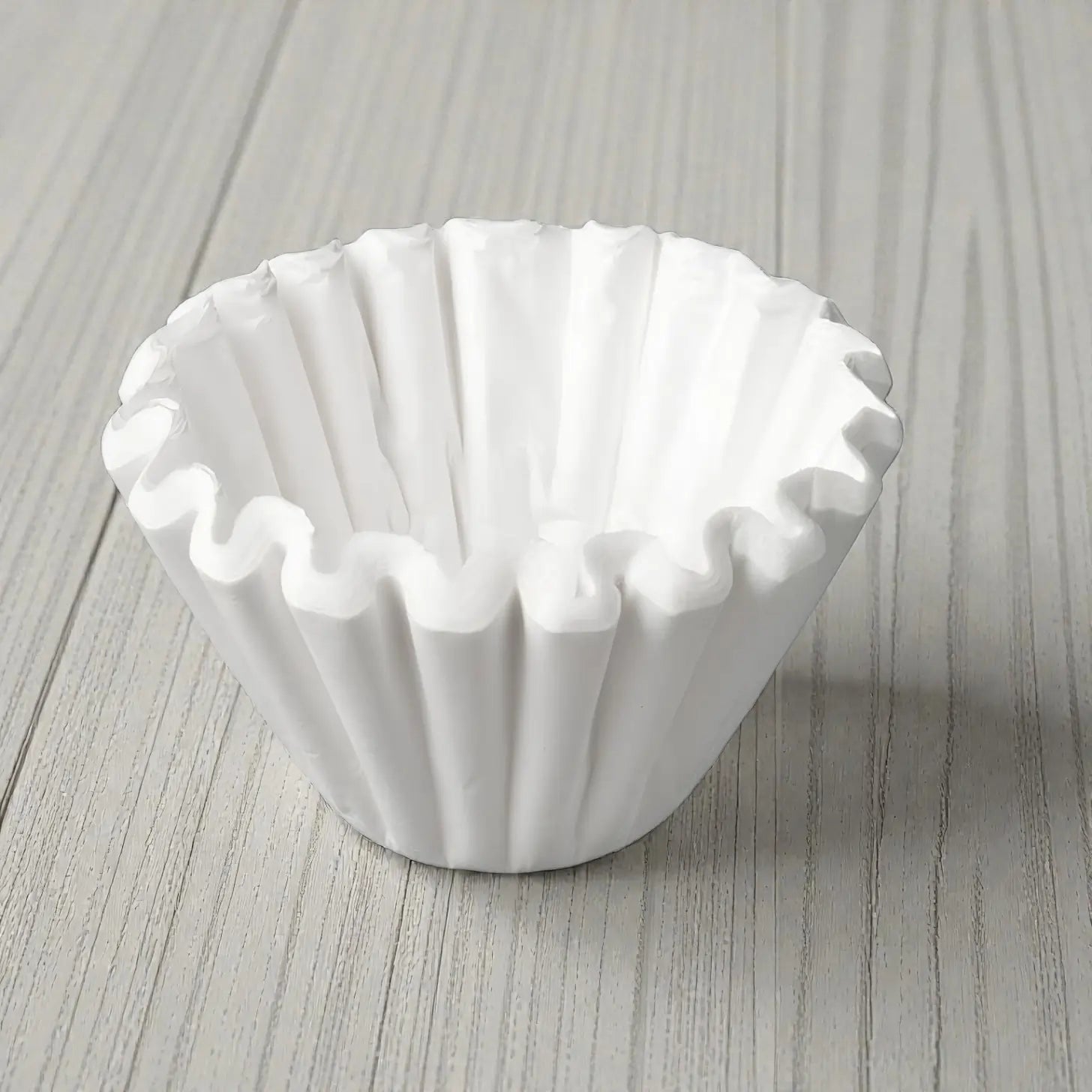 Filtr papierowy Marco BRU do parzenia kawy ustawiony na jasnym blacie
