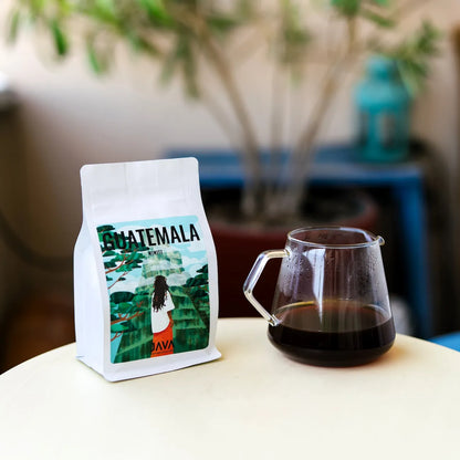Kawa specialty Guatemala Wiwitz JAVA Coffee Roasters z dzbankiem kawy przelewowej