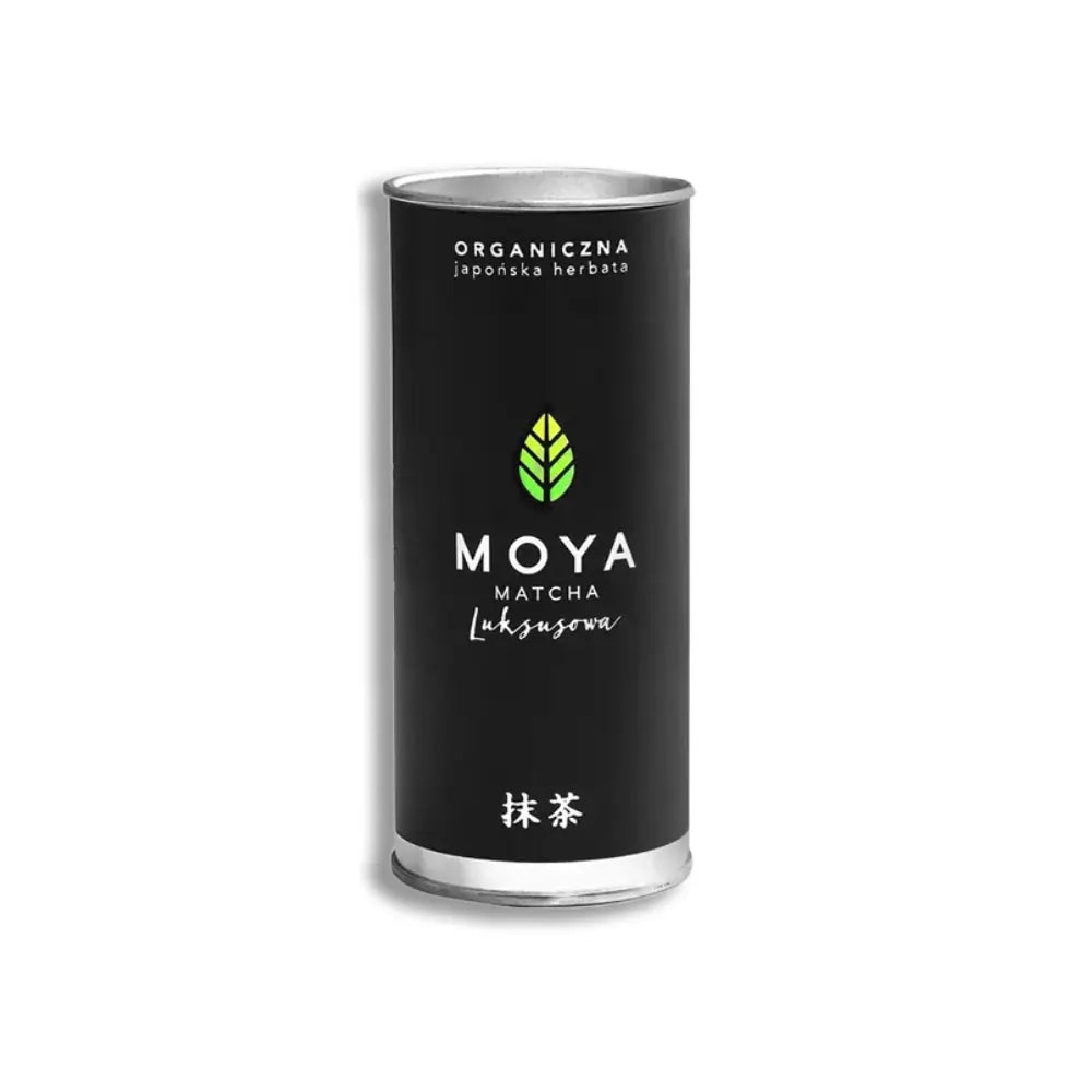 Opakowanie organicznej japońskiej herbaty Moya Matcha Luksusowa na białym tle – luksusowa zielona herbata w czarnym cylindrycznym pojemniku.