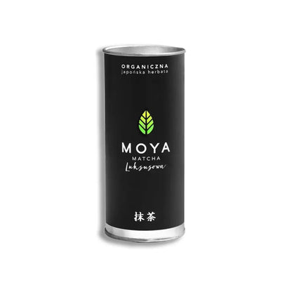 Opakowanie organicznej japońskiej herbaty Moya Matcha Luksusowa na białym tle – luksusowa zielona herbata w czarnym cylindrycznym pojemniku.