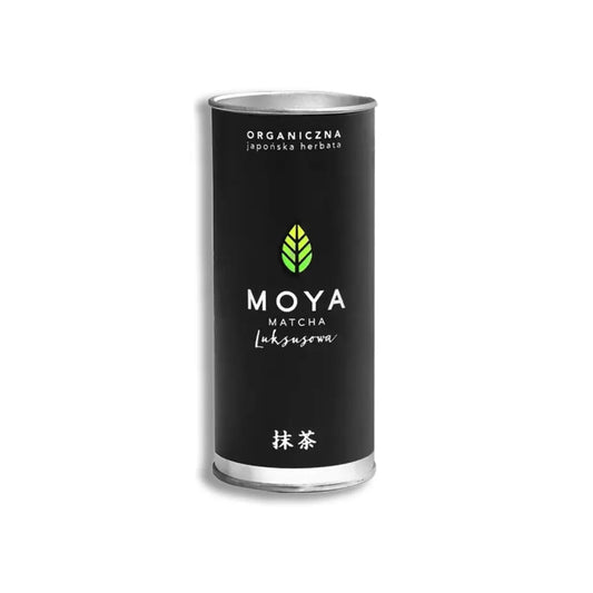 Opakowanie organicznej japońskiej herbaty Moya Matcha Luksusowa na białym tle – luksusowa zielona herbata w czarnym cylindrycznym pojemniku.
