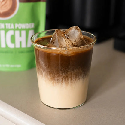 Iced Hojicha Latte z PerfectTed – mrożony napój z prażonej zielonej herbaty hojicha i mleka roślinnego z kostkami lodu