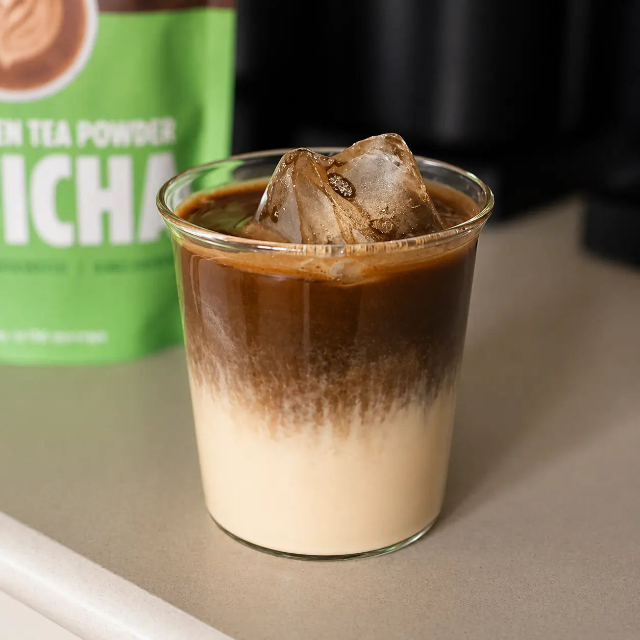 Iced Hojicha Latte z PerfectTed – mrożony napój z prażonej zielonej herbaty hojicha i mleka roślinnego z kostkami lodu