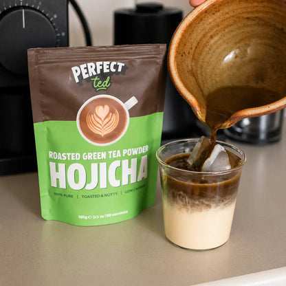 Przygotowanie Iced Hojicha Latte z PerfectTed – prażona hojicha wlewana na mleko i lód, kremowy napój na zimno z zielonej herbaty