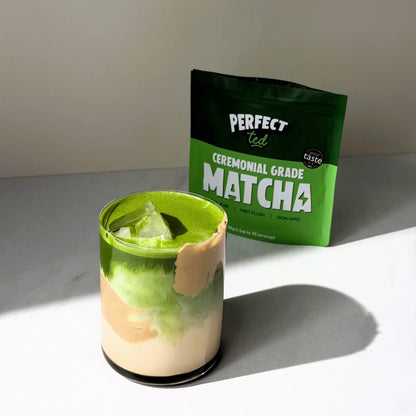 Iced Matcha Latte z PerfectTed Ceremonial Grade – mrożone matcha latte z mlekiem i lodem, przygotowane z ceremonialnej matchy premium