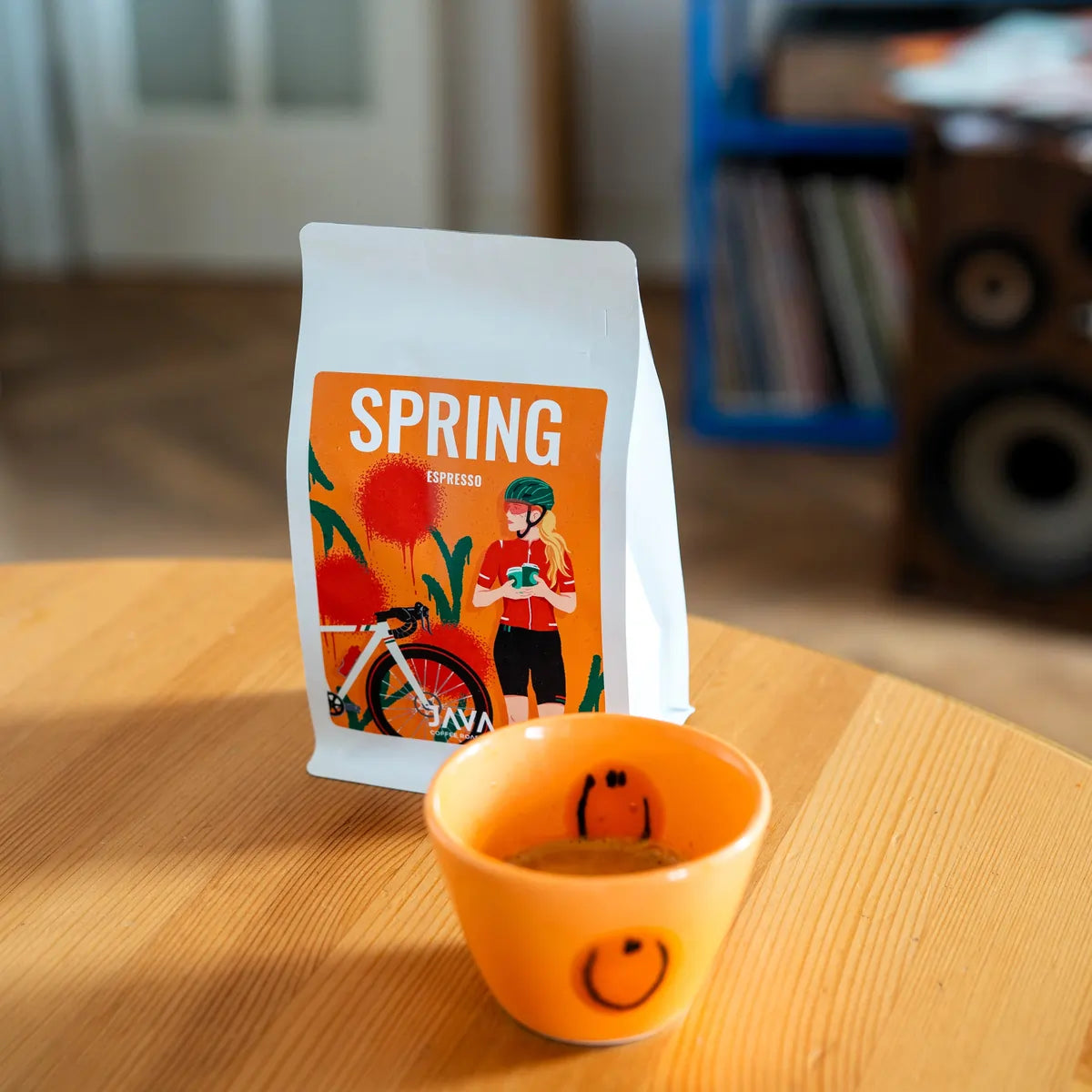 Indonesia Mena Gold JAVA Coffee espresso opakowanie i filiżanka espresso na stole zdjęcie lifestyle