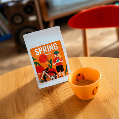 Indonesia Mena Gold JAVA Coffee espresso opakowanie i filiżanka espresso w kawiarni zdjęcie lifestyle