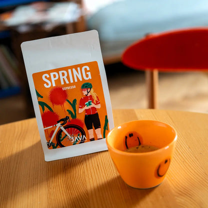 Indonesia Mena Gold JAVA Coffee espresso opakowanie i filiżanka espresso w kawiarni na stoliku zdjęcie lifestyle