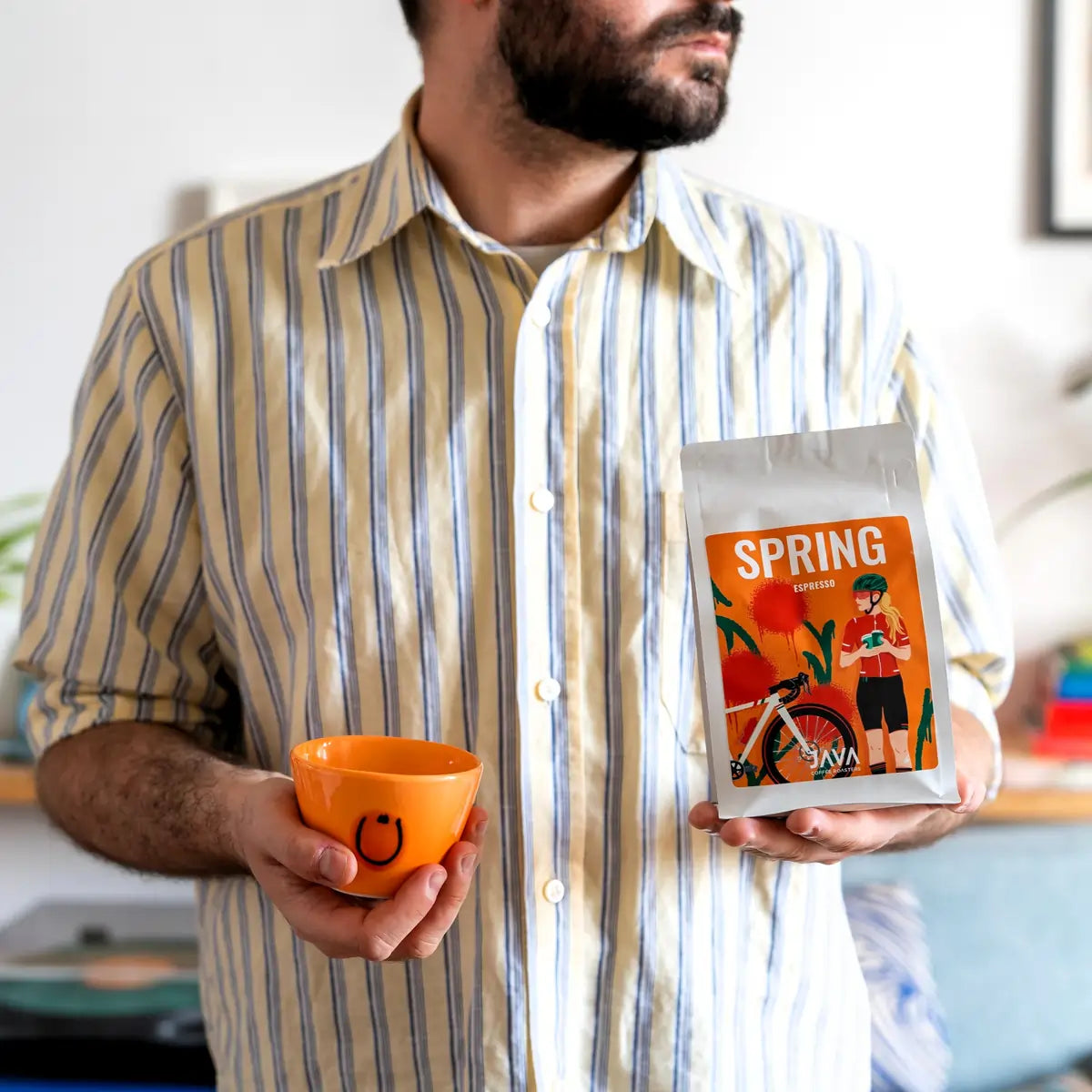 Indonesia Mena Gold JAVA Coffee espresso opakowanie i filiżanka kawy w dłoniach mężczyzny zdjęcie lifestyle