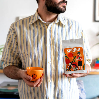 Indonesia Mena Gold JAVA Coffee espresso opakowanie i filiżanka kawy w dłoniach mężczyzny zdjęcie lifestyle