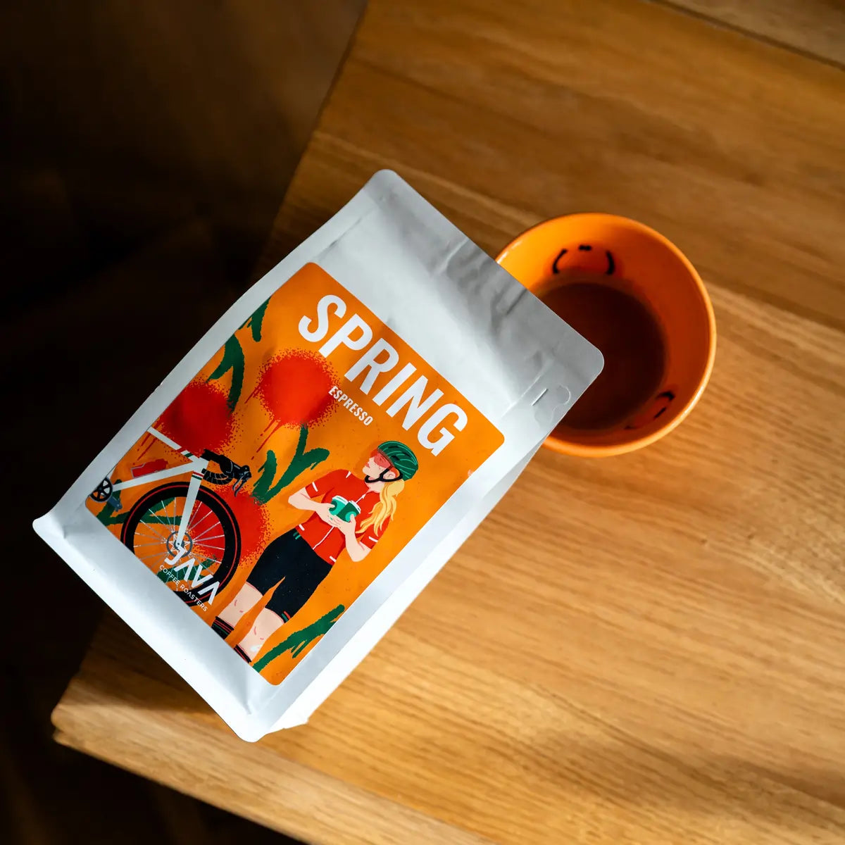 Indonesia Mena Gold JAVA Coffee espresso kawa ziarnista opakowanie i filiżanka kawy lifestyle zdjęcie