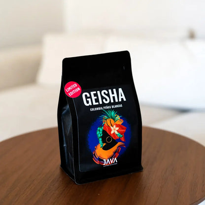 Kawa specialty Colombia Geisha Peñas Blancas Limited Edition – Java Coffee Roasters, packshot lifestyle
