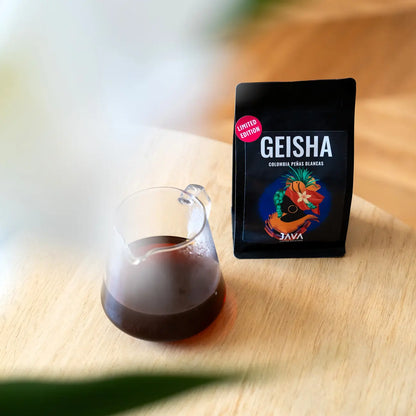 Kawa specialty Colombia Geisha Peñas Blancas Limited Edition – Java Coffee Roasters, paczka kawy i serwer z naparem