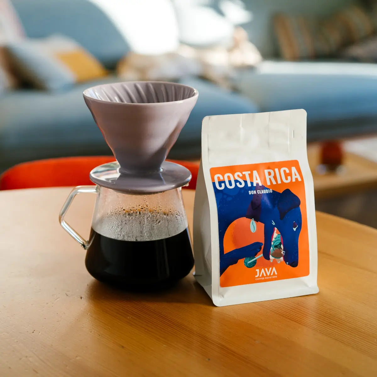Kawa specialty Costa Rica Don Claudio od JAVA Coffee Roasters – parzenie metodą przelewową z dripperem, ujęcie lifestyle