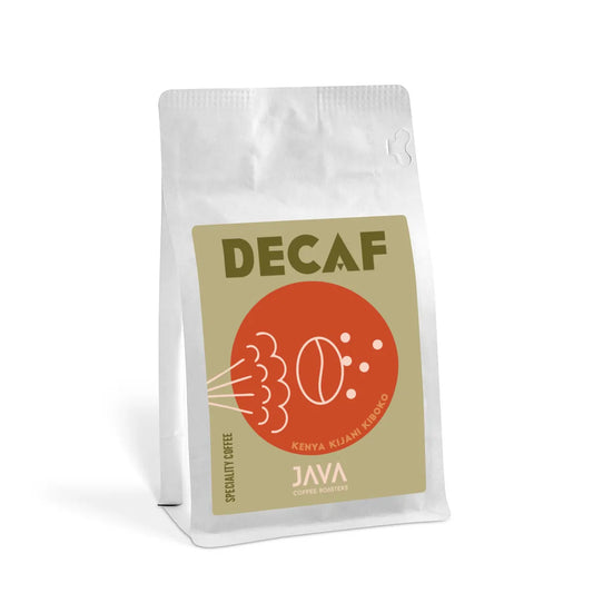 Kawa bezkofeinowa JAVA Coffee Roasters – białe opakowanie 250 g z etykietą „DECAF Kenya Kijani Kiboko”, przeznaczona do espresso, segment specialty coffee.