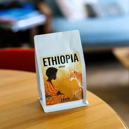 Opakowanie kawy JAVA Coffee Ethiopia Buncho na drewnianym stole – świeżo palona kawa specialty 100% Arabica z warszawskiej palarni JAVA Coffee Roasters