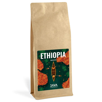 Packshot kawy JAVA Coffee Roasters Ethiopia Chelektu w brązowym opakowaniu 1 kg z etykietą przedstawiającą łódź na tle zielonych liści i pomarańczowych kwiatów.