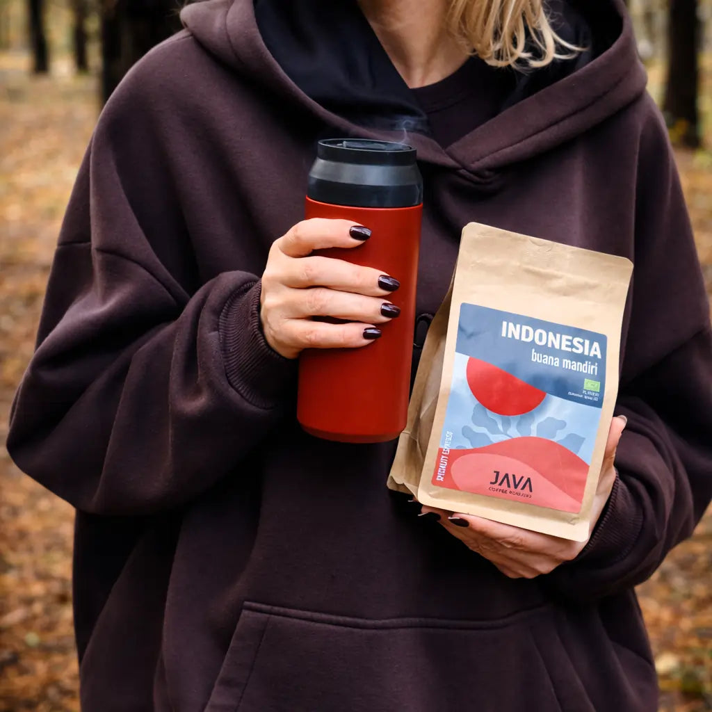 Kawa Specialty Indonesia Duana Mandiri JAVA Coffee – kubek termiczny i opakowanie kawy w jesiennym plenerze