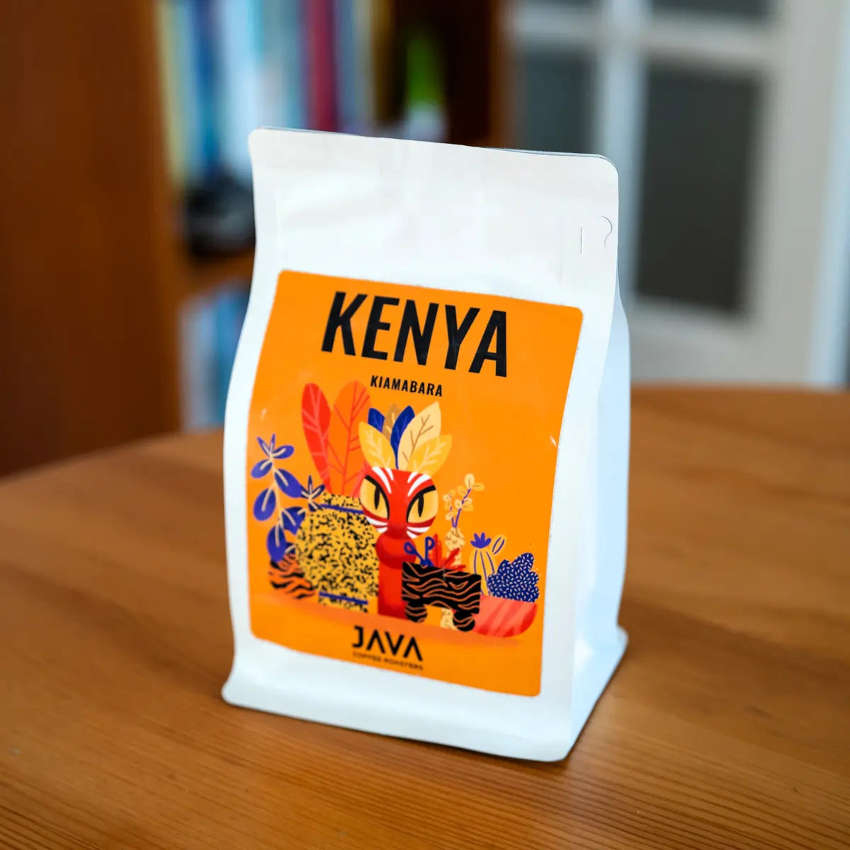 Opakowanie kawy JAVA Coffee Kenya Kiamabara – kawa specialty 100% Arabica z Kenii, opakowanie produktu w ujęciu lifestyle
