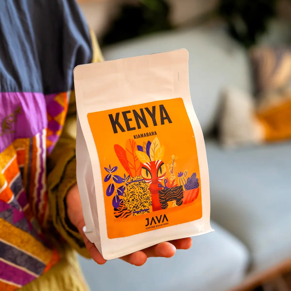 Opakowanie kawy JAVA Coffee Kenya Kiamabara w dłoni – kawa specialty 100% Arabica z Kenii, prezentacja produktu lifestyle