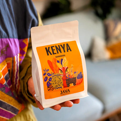 Opakowanie kawy JAVA Coffee Kenya Kiamabara w dłoni – kawa specialty 100% Arabica z Kenii, prezentacja produktu lifestyle