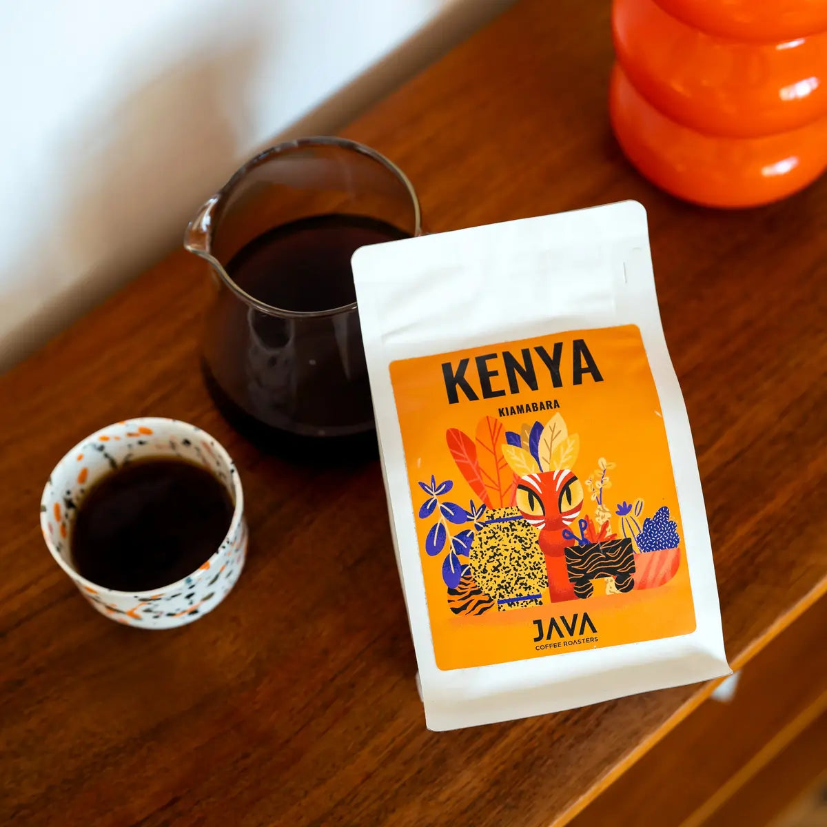JAVA Coffee Kenya Kiamabara – kawa specialty 100% Arabica z Kenii podana po zaparzeniu, opakowanie z filiżanką i dzbankiem kawy