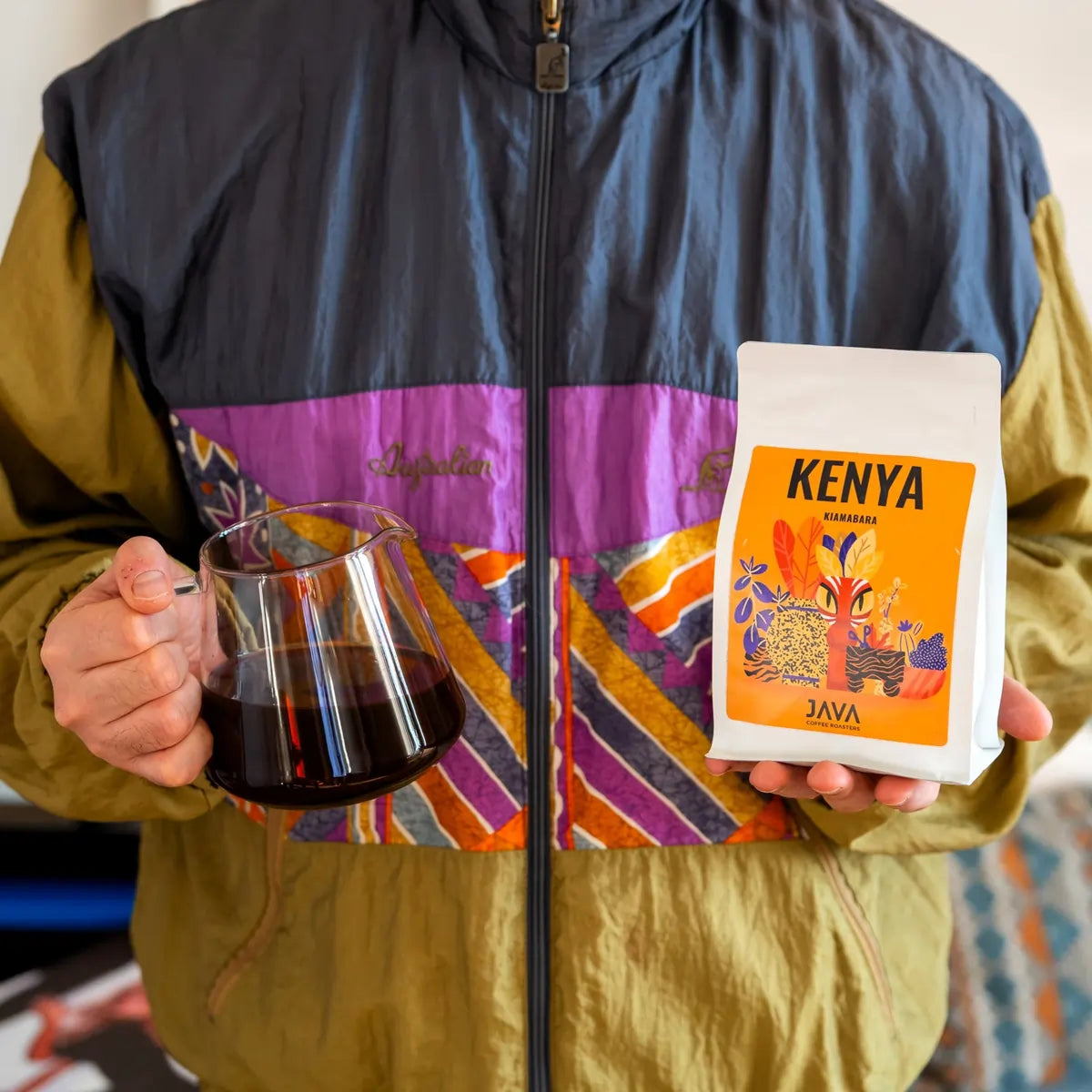 JAVA Coffee Kenya Kiamabara – kawa specialty 100% Arabica z Kenii, prezentacja opakowania i zaparzonej kawy w karafce w ujęciu lifestyle