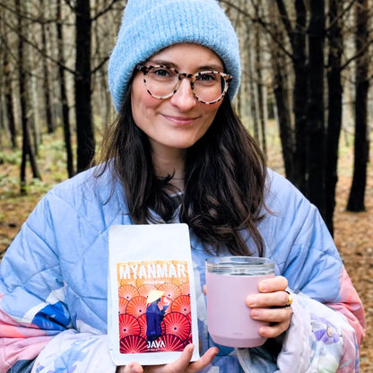 Lifestyle zdjęcie kawy JAVA Coffee Roasters Myanmar A Lei Chaung – opakowanie trzymane w dłoniach w lesie