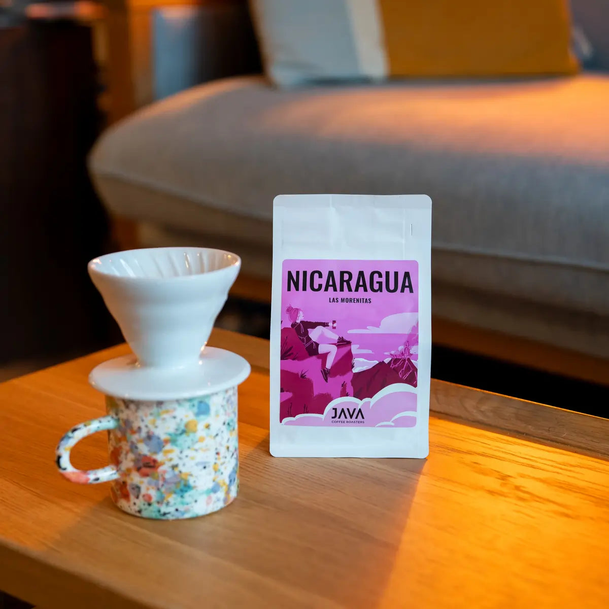 JAVA Coffee Nicaragua Las Morenitas kawa specialty – opakowanie kawy i dripper do parzenia kawy na drewnianym stole