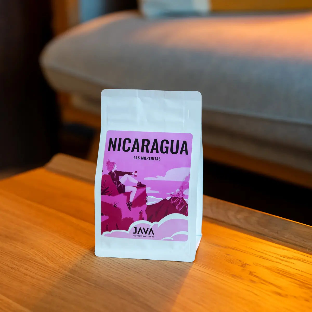 JAVA Coffee Nicaragua Las Morenitas – kawa specialty w opakowaniu stojącym na drewnianym stole