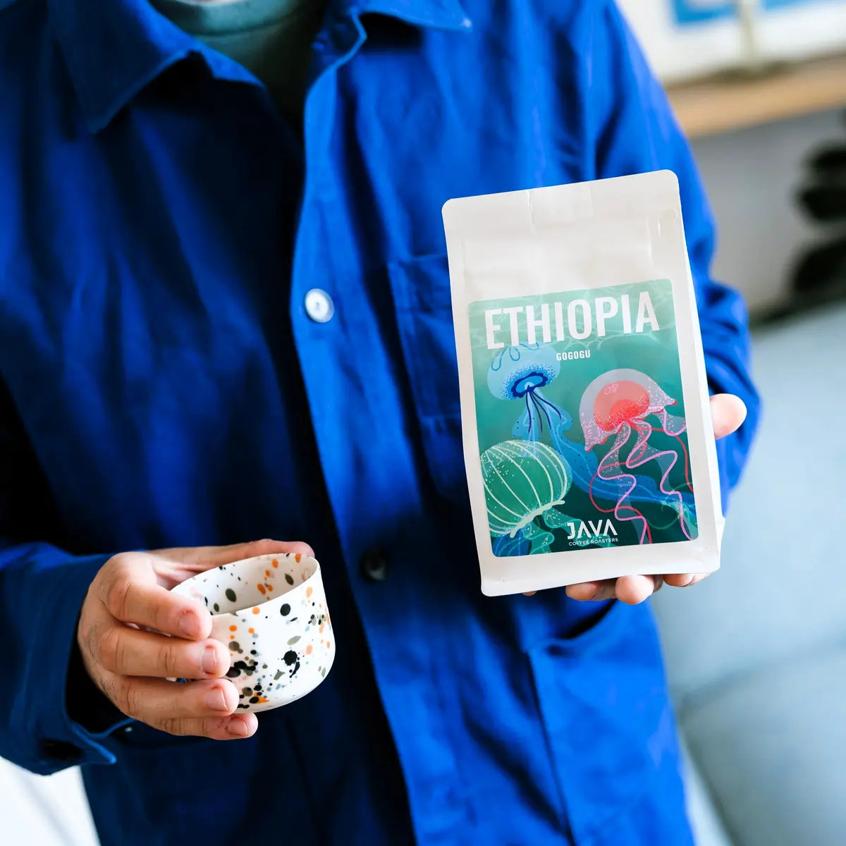 Degustacja kawy Ethiopia Gogogu od JAVA Coffee Roasters – opakowanie produktu i filiżanka kawy specialty