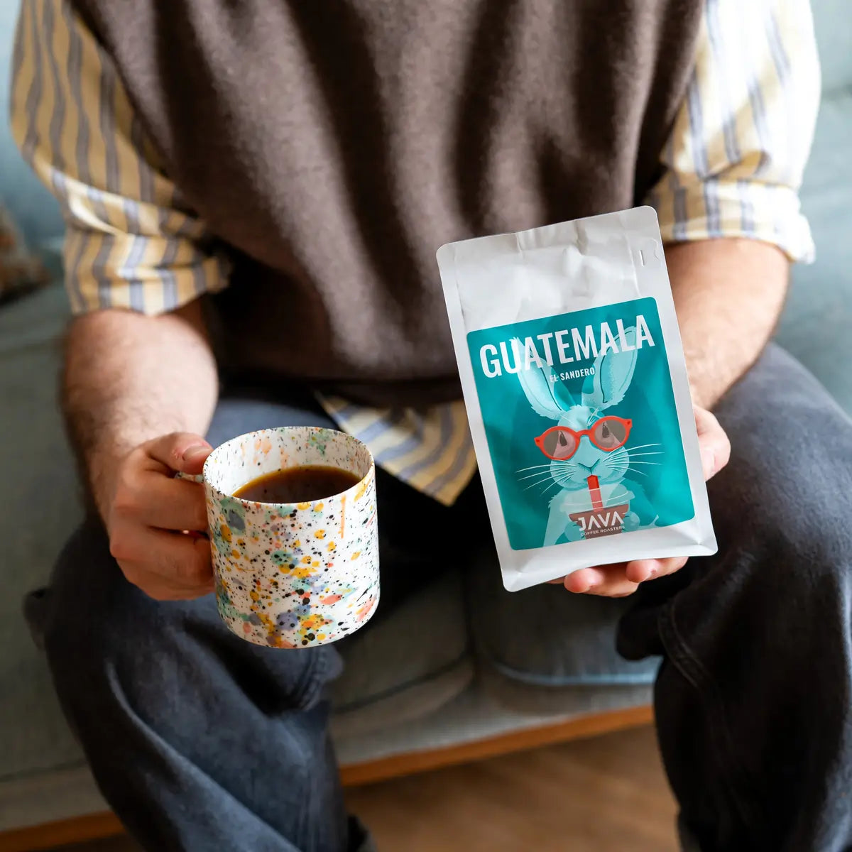 Kawa Guatemala El Sendero JAVA Coffee Roasters – kawa specialty z Gwatemali, świeżo palona kawa JAVA Coffee Roasters w filiżance i opakowanie kawy w dłoni