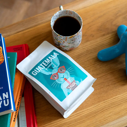 Kawa Guatemala El Sendero JAVA Coffee Roasters – kawa specialty z Gwatemali w aranżacji lifestyle, świeżo palona kawa ziarnista JAVA Coffee Roasters