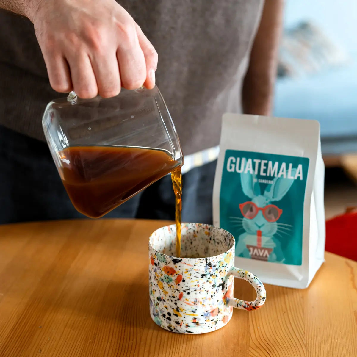 Przelewanie kawy Guatemala El Sendero JAVA Coffee Roasters do kubka – kawa specialty z Gwatemali, świeżo palona kawa do dripa i metod przelewowych