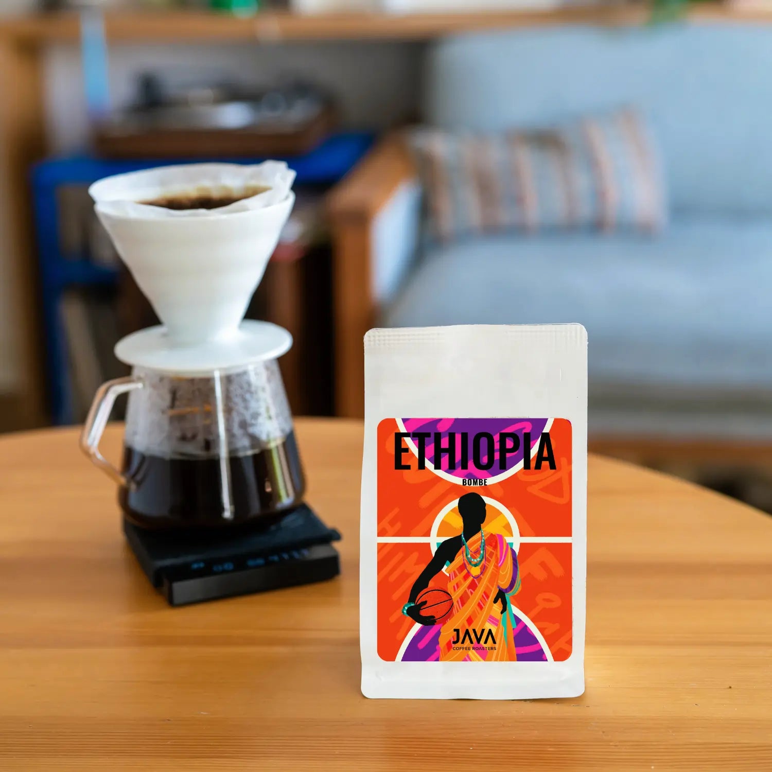 Kawa specialty Java Ethiopia Bombe 250 g ustawiona obok dripa V60 podczas parzenia – ujęcie lifestyle