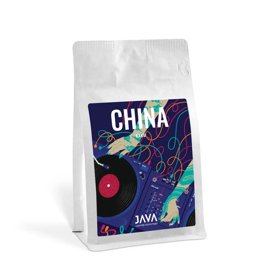 Opakowanie 250g kawy ziarnistej JAVA Coffee China Kaku – średnio palona arabika z Chin, z kolorową etykietą przedstawiającą gramofon i DJ-a.