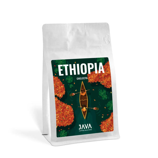 Packshot kawy JAVA Coffee Roasters Ethiopia Chelektu w białym opakowaniu 250 g z zielono-pomarańczową etykietą przedstawiającą łódź na wodzie wśród liści.