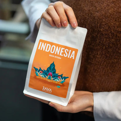 Opakowanie kawy Indonesia Queen Ketiara od JAVA Coffee Roasters trzymane w dłoniach – zbliżenie na etykietę specialty.