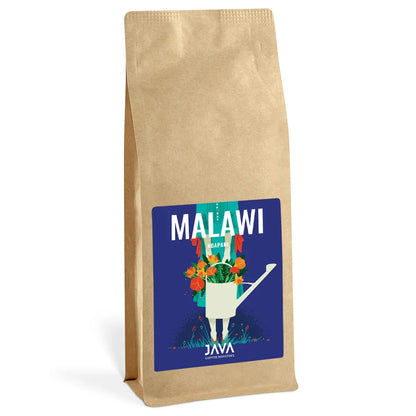 Opakowanie kawy Malawi Ngapani JAVA Coffee o pojemności 1 kg w brązowej torebce z kolorową etykietą przedstawiającą konewkę z kwiatami na niebieskim tle.