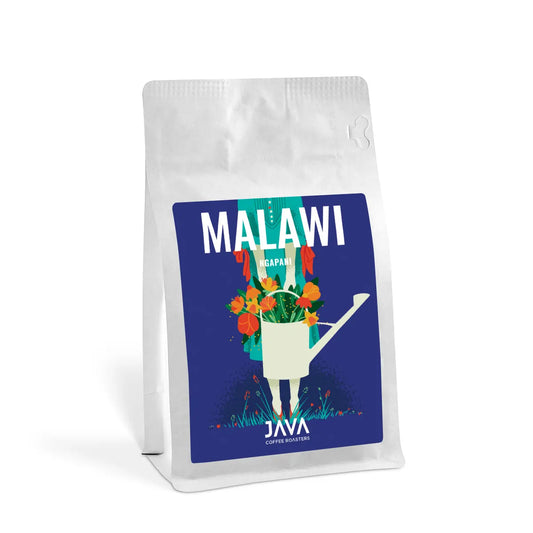 Opakowanie kawy Malawi Ngapani JAVA Coffee o pojemności 250 g w białej torebce z kolorową etykietą z ilustracją konewki z kwiatami na niebieskim tle.
