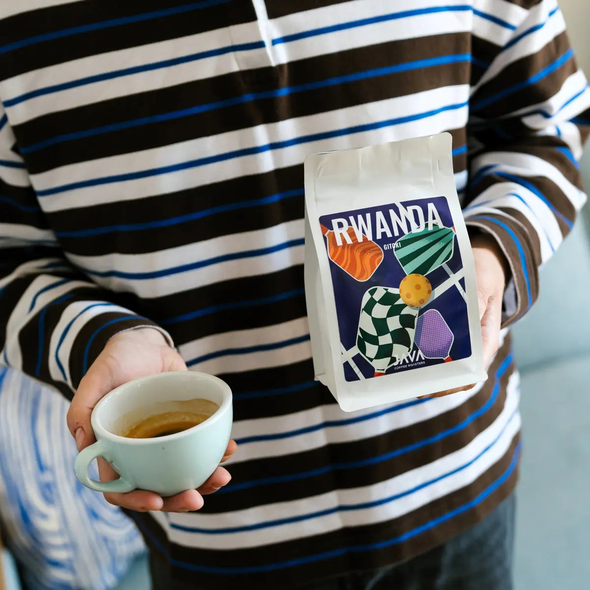 Kawa specialty Rwanda Gitoki JAVA Coffee Roasters prezentowana z filiżanką espresso – lifestyle zdjęcie produktu