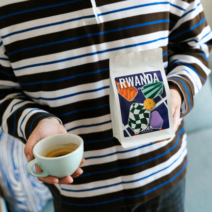 Kawa specialty Rwanda Gitoki JAVA Coffee Roasters prezentowana z filiżanką espresso – lifestyle zdjęcie produktu