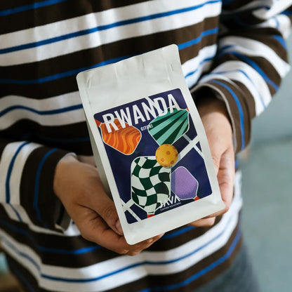Kawa specialty Rwanda Gitoki JAVA Coffee Roasters prezentowana w dłoniach – lifestyle zdjęcie produktu
