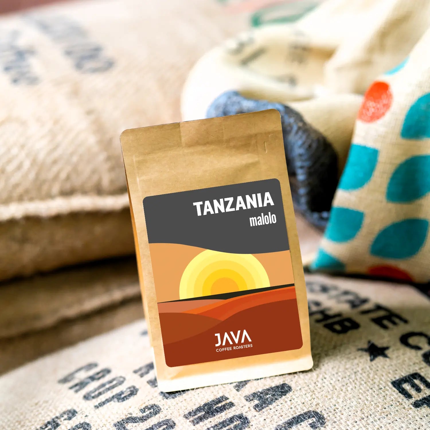 Kawa ziarnista Tanzania Malolo od JAVA Coffee Roasters ustawiona na jutowych workach z zieloną kawą