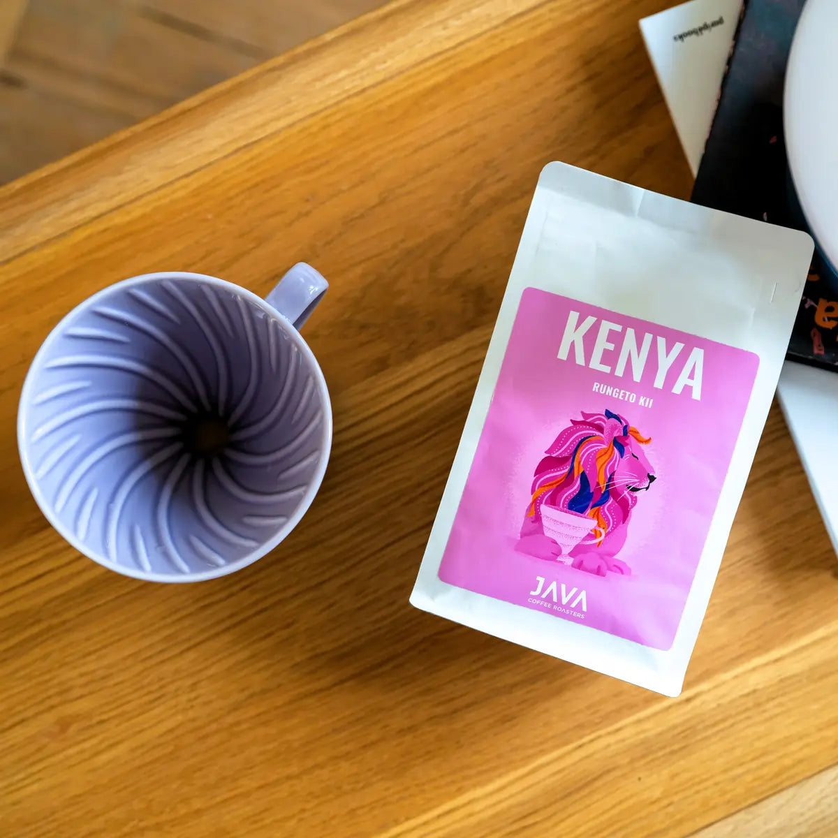 Kawa specialty Kenya Rungeto Kii od JAVA Coffee Roasters – opakowanie kawy obok drippera, ujęcie z góry na drewnianym stole