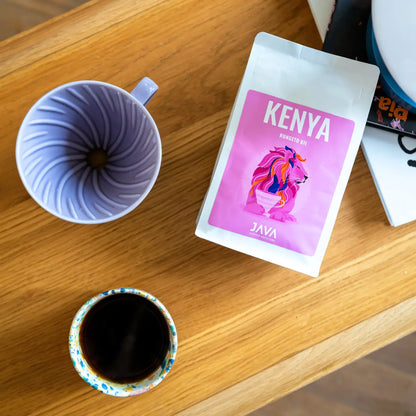 Kawa specialty Kenya Rungeto Kii od JAVA Coffee Roasters – opakowanie kawy, dripper V60 i zaparzona kawa na drewnianym blacie, zdjęcie flat lay do komunikacji B2B i kawiarni