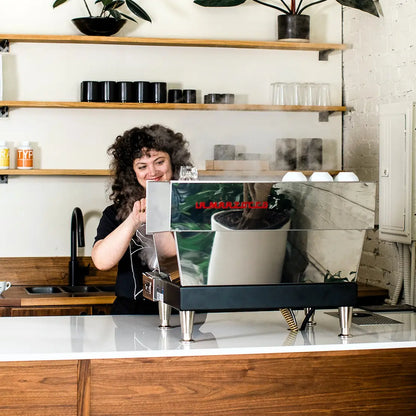 La Marzocco Linea Classic S AV 2GR – ekspres do kawy w kawiarni, barista przygotowuje kawę