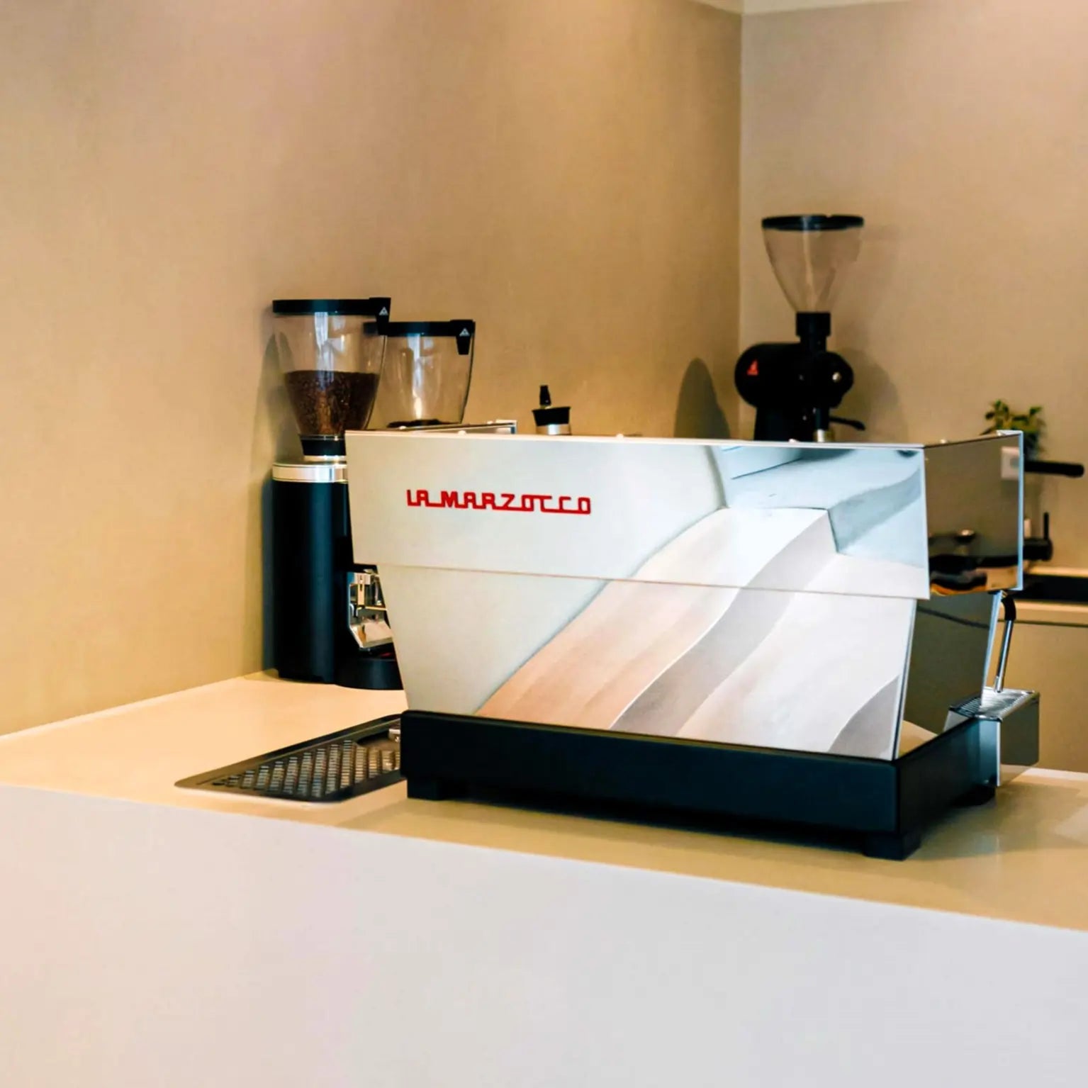 La Marzocco Linea Classic S AV 2GR – profesjonalny ekspres do kawy w kawiarni, stanowisko baristy