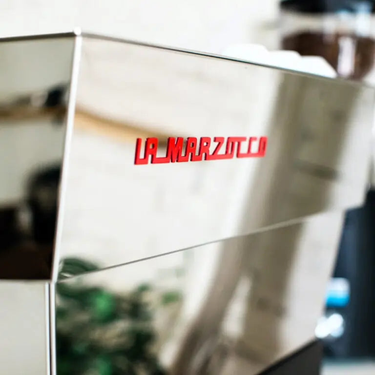 La Marzocco Linea Classic S AV 2GR – logo producenta na obudowie ekspresu, stal nierdzewna